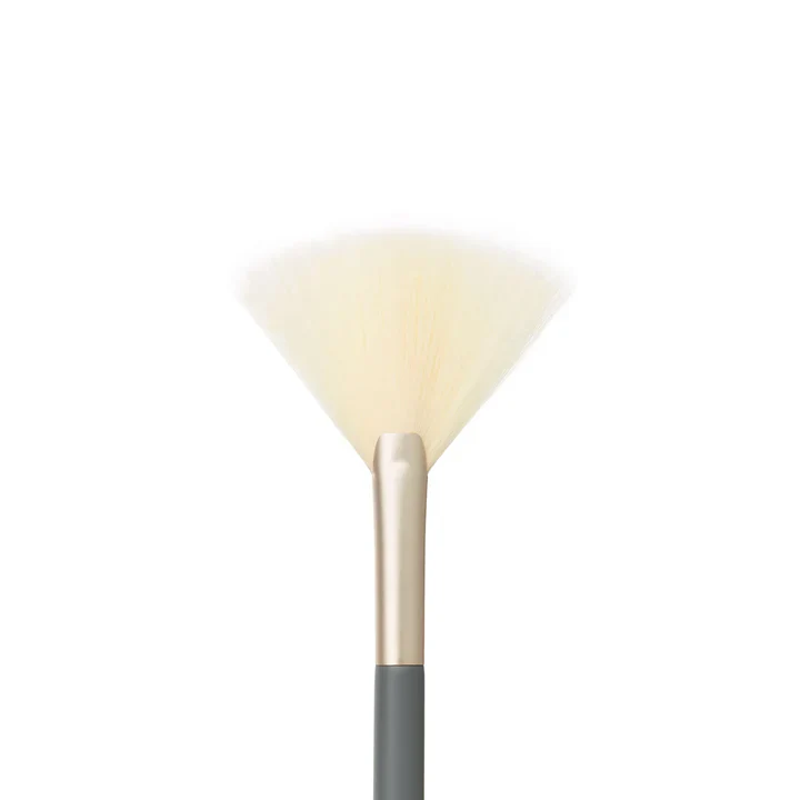 Jane Iredale Fan Brush - Image 2