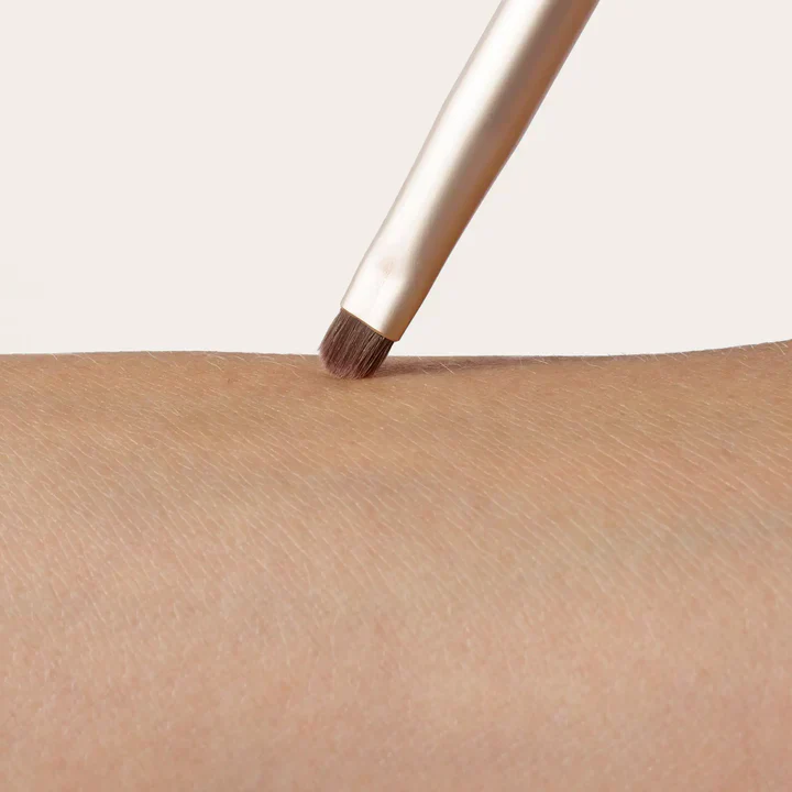 Jane Iredale Smudge Eye Brush - Image 2